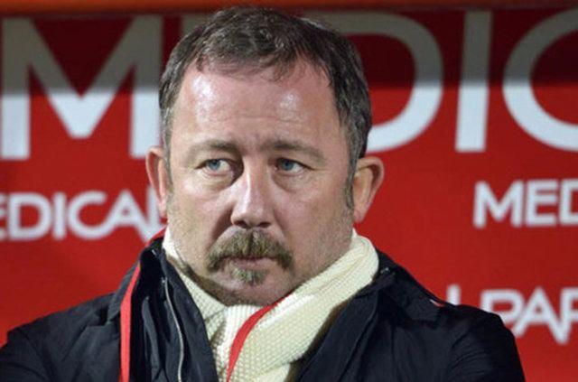 <p>Sergen Yalçın, profesyonel futbolcuların disiplinsiz hareketleri üzerine bir örnek verir; </p>
<p>Sergen: Mesela beni zamanında</p>
<p>Bayern München istemişti. Adamlar bir araştırdı…Almadılar.</p>