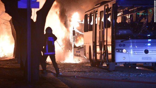 <p><strong>Alınacak tedbirler</strong><br />
Genelgede, emniyete ve valiliklere yönelik olarak “17 Şubat günü Ankara’da askeri servis araçlarının geçişi sırasında meydana gelen bombalı araç saldırısı sonrasında ivedi olarak alınması gereken tedbirler tüm valiliklerimize bildirilmiştir. Terörle mücadele konusunda mevcut tedbirlerimizin gözden geçirilerek muhtemel tehditlerin engellenmesine yönelik olarak, daha görünür, hissedilir ve caydırıcı hale getirilmesi büyük önem taşımaktadır. Alınan önlemlerin sonuç alıcı olabilmesi için sahaya yansıtılması ve kamuoyunca hissedilmesinin de kayda değer etki oluşturacağı yadsınamaz bir gerçektir. Önümüzdeki döneme dair muhtemel her türlü terör eylemlerinin engellenmesi ve üzücü olayların yaşanmamasını teminen yazılarda belirtilen tedbir ve uygulamalara ilaveten, tüm illerimizde aşağıda belirtilen hususlara özel bir önem verilecektir” deniliyor. Genelgede yer alan alınacak önlemler şöyle sıralanıyor: </p>