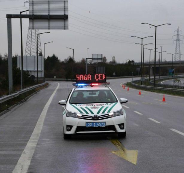 <p>Emniyet Genel Müdürlüğünün bünyesine kattığı 260 araçtan 2'si Edirne'ye gönderildi. Otoyol trafik polisleri için özel olarak tasarlanan araçların üzerindeki kayan yazı levhası dikkati çekiyor.</p>
