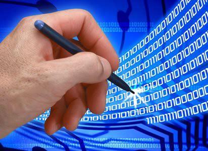Güvenli elektronik imza, elle atılan imza yerine kullanılabilecek Usulüne göre güvenli elektronik imza ile oluşturulan elektronik veriler senet hükmünde sayılacak ve söz konusu imza, elle atılan imza ile aynı ispat gücüne haiz olacak. Güvenli elektronik imza, kanunlarda bu imzayla yapılamayacağı açıkça belirtilmiş olan işlemler dışında, elle atılan imza yerine kullanılabilecek. Zorunlu nedenlerden dolayı fiziki olarak düzenlenen belge veya kararlar, yetkili kişilerce güvenli elektronik imzayla imzalanarak UYAP'a aktarılacak ve gerektiğinde UYAP vasıtasıyla ilgili birimlere iletilecek. Bu şekilde elektronik ortama aktarılarak ilgili birimlere iletilen belge ve kararların asılları, gönderen icra ve iflas dairesinde saklanacak, ayrıca fiziki olarak gönderilmeyecek.