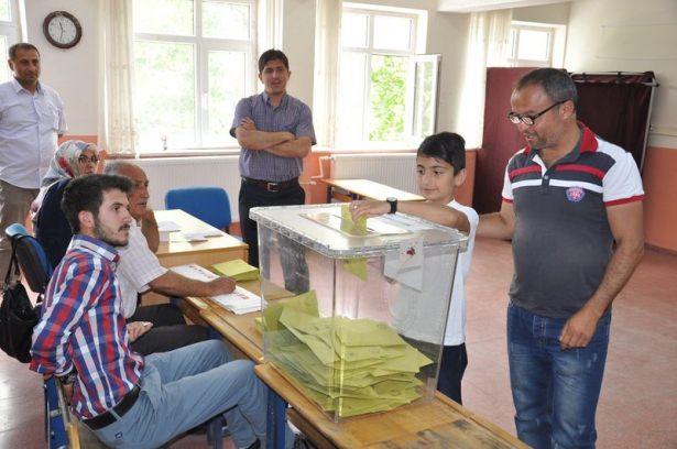 <p>Cumhurbaşkanı Recep Tayip Erdoğan’ın 9 Temmuz’da Başbakan Ahmet Davutoğlu’nu hükümet kurma için görevlendirmesinin ardından 45 günün bitmesine 15 gün kaldı. 30 gün geçmesine rağmen koalisyon görüşmelerinden hala bir sonuç çıkmazken, vatandaşlar da partilerinin koalisyon çalışmalarını yorumladı.</p>
<p> </p>