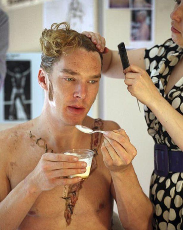 <p>Sherlock’un yıldızı 38 yaşındaki Cumberbatch, yapımı yaklaşık 2 buçuk saat süren makyaj esnasında tatlısını yiyor.</p>

<p> </p>
