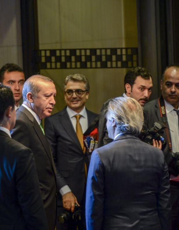 <p>Cumhurbaşkanı Erdoğan ile eşi Emine Erdoğan, Dışişleri Bakanı Feridun Sinirlioğlu, Enerji ve Tabii Kaynaklar Bakanı Ali Rıza Alaboyun da Tokyo'ya geldi.</p>
<p> </p>