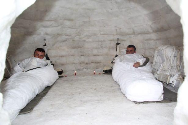 <p>Hakkari Dağ ve Komando Tugay Komutanlığı tarafından 25 Şubat 2015 tarihinde, Derin Kar ve Şiddetli Soğuklarda Hayatta Kalma ve Muharebe Tatbikatı yapıldı.</p>
<p> </p>