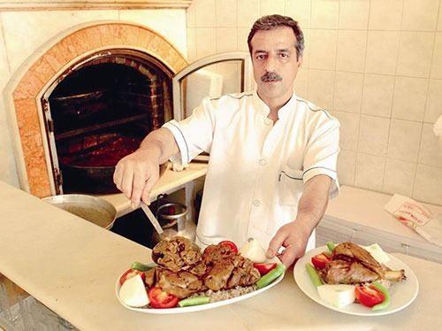 <p><strong>KONYA: TİRİL TİRİL BİR LEZZET</strong> Konyalılar ‘Fırın Kebabı'nın üstüne kebap tanımazlar. Bu kebap kuzu etiyle yapılır. Kazanlara konan etlerin üstüne bol kuyruk yağı konarak fırına sürülür. Birkaç saat sonra etler kemiklerden dökülür. İşi bilenler bu kebabın yanında mutlaka kuru soğan yenmesini öğütlerler. </p>
