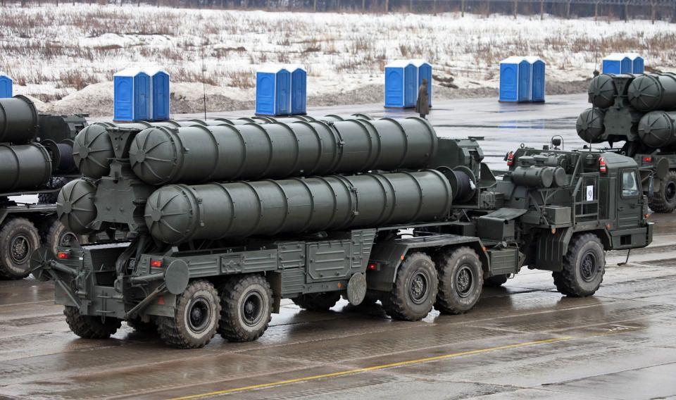 <p>S-400'ler aynı zamanda 250 mile kadar uzaklıktan atılan balistik ve kruz füzelerine karşı da savunma sağlıyor.</p>
