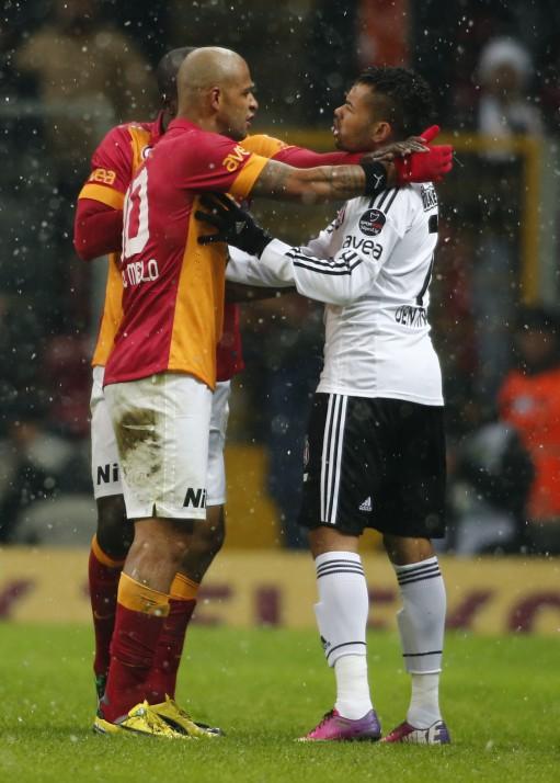 Terim'i uyarılarını dikkate almayan Melo, Beşiktaşlı futbolcular ile söz düellosuna devam etti.  