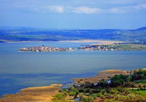 <p>Balıklar ve kuşlarla beraber Bursa'ya 34 km uzaklıktaki Uluabat Gölu, yapısı itibarıyla değişik türden yüzbinlerce su kuşuna beslenme ve barınma olanağı sağlıyor. Su içinde yaşayan canlılar için de zengin bir yapıya sahip gölde 21 çeşit balık bulunuyor.</p>