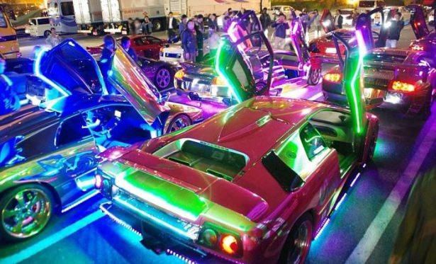 <p>Japonya'da bu tarz arabalar görmek mümkün, eğer sizde görmek istiyorsanız Cumartesi günleri Hakozaki park alanına gitmeniz yeterli. Düzenlenen organizasyonda Ledler ile dizayn edilen Lamborghini'leri görünce şaşıracaksınız. Sanki oyundan çıkmış gibiler...</p>