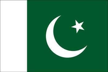 Pakistan ulusal bayrağı, Syed Amir-ud-Din Kedwaii tarafından 1906 yılında Hindistan Müslümanları için Türk bayrağından esinlenerek dizayn edilmiştir.Pakistan bayrağında yeşil zemin İslamiyeti, beyaz zemin diğer dinleri, hilal "ilerlemeyi" beş köşeli yıldız ise geleceği ve aydınlığı sembolize etmektedir.