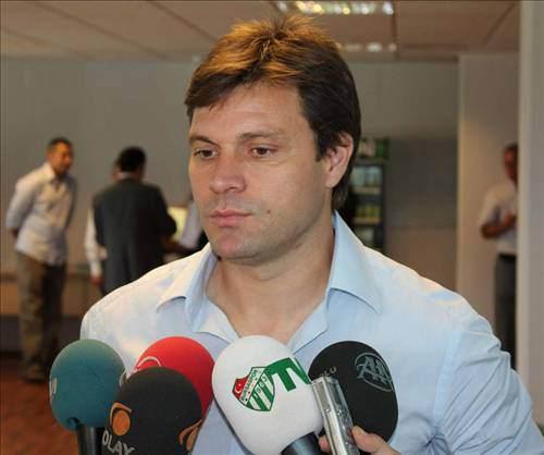 Ancak Galli teknik adamın Ertuğrul Sağlam’ı stoperde oynatmasına dünyanın hiçbir yerinde anlam verilemezdi. Toshack’ın bu tercihi Beşiktaş tribünlerinin kendi hocaları ile alay eden ünlü bir tezahüratın doğmasına sebebiyet vermişti.