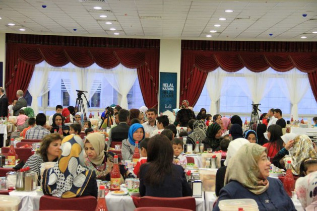 Görmez'den Suriyelilerle anlamlı iftar