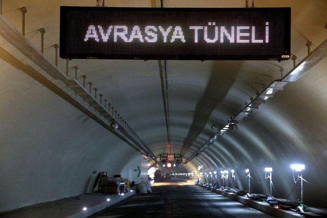 <p>Yüzde 89'u tamamlanan tünel, bittiğinde, kara tünelleriyle birlikte 5.4 kilometre olacak. Tünelin en derin noktası ise eksi 106.4 metre. Bu noktada tünel üstündeki örtü kalınlığı 55 metre, denizin en derin noktasında deniz tabanı derinliği ise 62 metre olacak.</p>
<p> </p>