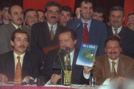 <p>Parti, kritik seçimlerde oy oranını yüzde 42’ye yükselterek, İstanbul, Ankara ve Adana gibi önemli şehirlerde belediye başkanlıklarını elde etti.</p>