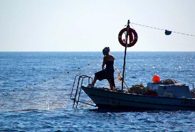 <p><strong>Fethiye Ölüdeniz′deki Faralya köyü-</strong>Faralya, bu devirde bile asmayla kaplı dükkanların sahiplerinin size pide ve çorba ikram edebilecekleri sade, sevimli bir köy. Burada kalabileceğiniz mekanların çoğu basit ve ucuz pansiyonlar olsa da köyde birkaç tane havalı butik otel de var.</p>