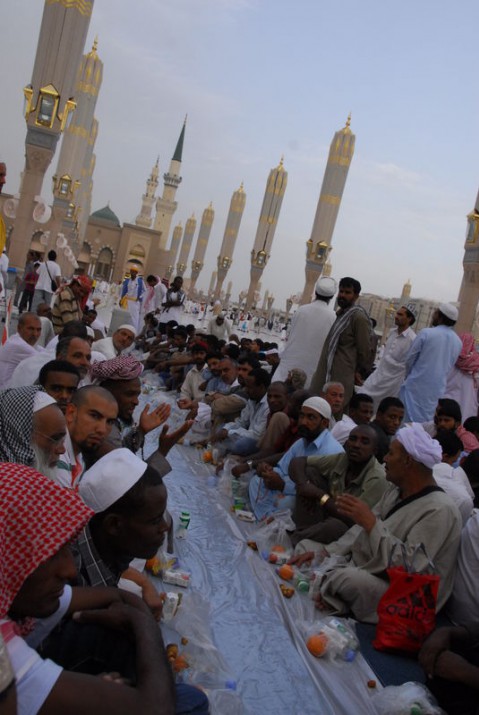 Mescid'i Nebevi'ye kurulan iftar sofraları