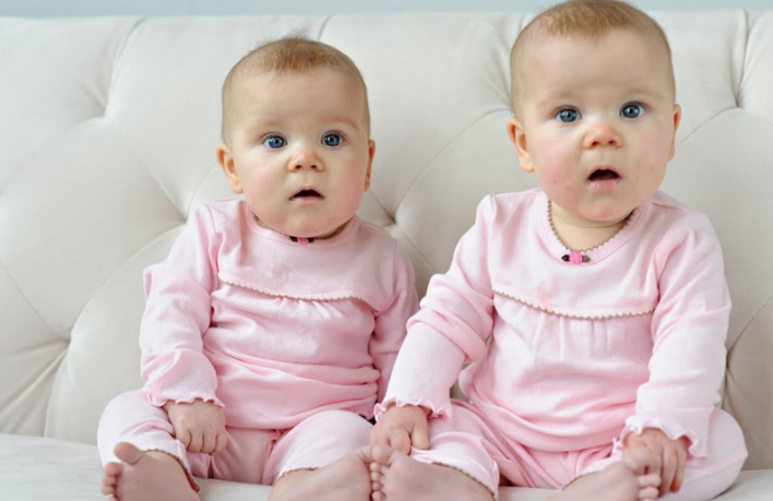 <p><strong>İşte tatlılıklarıyla dikkat çeken ikiz bebek giysileri...</strong></p>
