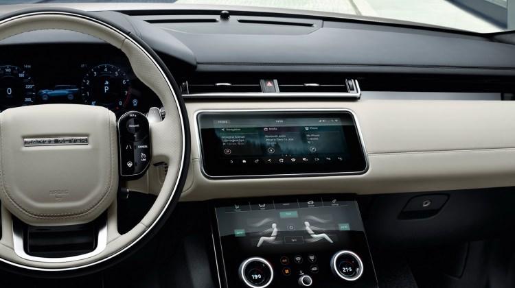 <p><span style="color:#D3D3D3">Land Rover, yeni bilgi-eğlence sistemini "Touch Pro Duo" olarak adlandırıyor. Bu sistem dört çekirdekli Intel işlemcisi ve 60 GB kapasiteli SSD hard diske sahipken, ultra hızlı internet bağlantısı sunuyor.</span></p>
