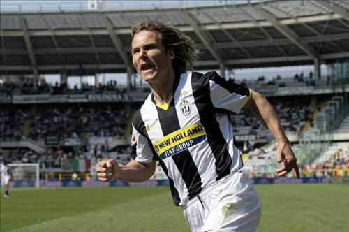 Juventus'a 2001 yılında 41.2 milyon euro karşılığında transfer olan Nedved, 2003 yılında 'Avrupa'da Yılın Futbolcusu' seçildi.