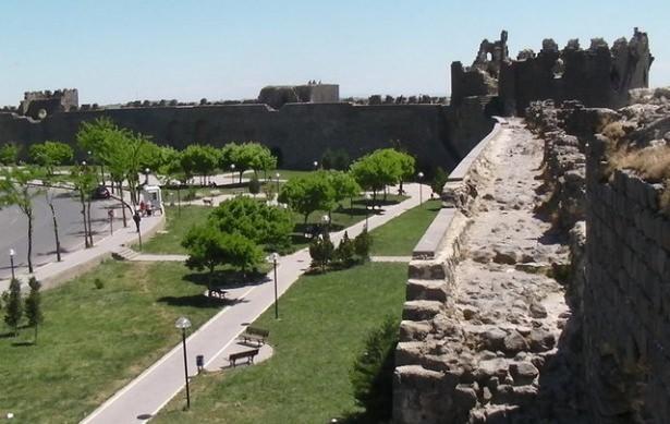 <p>DİYARBAKIR Toplam Nakdi Krediler (Bin TL): 9.503.958<br />
Takipteki Alacaklar (Bin TL): 477.007<br />
Takipteki Alacaklar/Toplam Nakdi Krediler (%): 5,02</p>