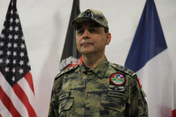 <p>Havaalanında d&uuml;zenlenen devir teslim t&ouml;renine Uluslararası Hamid Karzai Havaalanı'nın yeni komutanı T&uuml;mgeneral Mehmet Cahit Bakır'da katıldı.</p>
