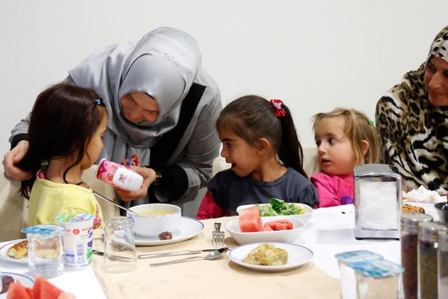 Görmez'den Suriyelilerle anlamlı iftar