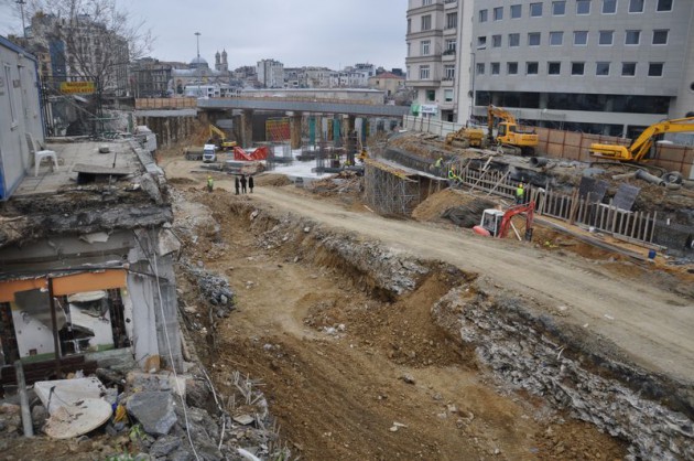 Taksim Yayalaştırma Projesi'nde yapılan çalışmalar sırasında, geç Osmanlı dönemine ait iki su gideri bulundu. Taksim Kışlası'na ait olduğu tahmin edilen tarihi kalıntı nedeniyle çalışmalar o bölgede durduruldu.