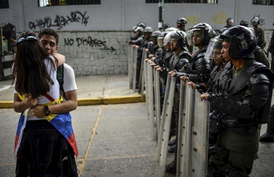 <p>Venezuella'nın başkenti Caracas'da toplanan muhalif öğrenciler Gençlik Günü ve Venezuela'da hükümet karşıtı eylemlerin yıldönümü dolayısıyla gösteri düzenledi. </p>
