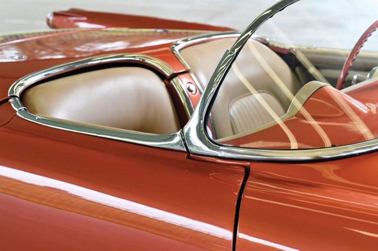 <p><span style="color:#FFA07A"><strong>Otorehberi -</strong></span> Corvette'in ilk roadster veriyonu altı silindirli olarak ortaya çıkmıştı.</p>
