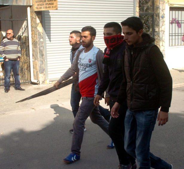 <p>Çıkan olaylar polisin TOMA ve biber gazlı müdahalesiyle sonlanırken Karşıyakalı taraftarların stada ellerinde içki şişeleri sopalarla geldikleri görüldü. Stada Mersinli tarafında bulunan kapıdan girecek olan yeşil-kırmızı taraftarlar, stat önünde meşale yakarak havai fişek patlattı.</p>