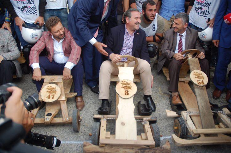 <p>Bakan Bak, küçüklüğünde kuzeni ile tahta araba yaptığını ve bu heyecanı iyi bildiğini belirterek "Bunlar bizim çocukluğumuzun arabaları. Bilyelileri de vardı. Çocukluğumuzda bundan keyif alıyorduk. Şimdi çocuklarımız hazır oyuncaklarla oynuyor. Onlara bu gelenekleri öğretmemiz gerekiyor" dedi.</p>