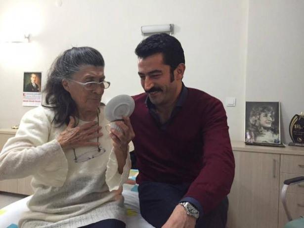 <p>Anıl'ın bu sözlerine 'İlk fırsatta yanına gideceğim' diyen Kenan İmirzalıoğlu dediğini yaptı.</p>

<p> </p>
