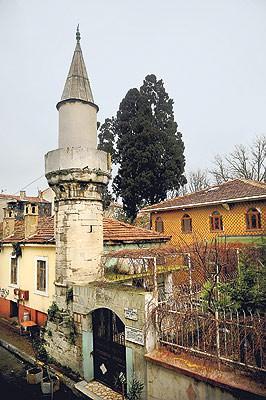 Üçbaş Nurettin Hamza Cami i: Üçbaş Camii, 1532'de Fatih'te inşa edilmiş. Mimar Sinan'ın tarihi tespit edilebilen ilk eseri olma özelliğini taşıyor. Fevzi Paşa Caddesi'nin arka taraflarında, Arif Efendi Sokak'ın hemen başındaki bu cami, ismini Adapazarı'nın Üçbaş köyünde doğan berber Nurettin Hamza'dan alıyor. Nurettin Hamza, 1530'lu yıllarda Fatih'e gelir ve bir berber dükkânı açar.