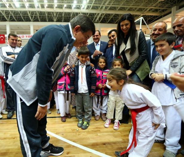 <p>Başbakan Davutoğlu açılışın ardından minik sporcularla sohbet ederek antrenmanlarına eşlik etti. </p>