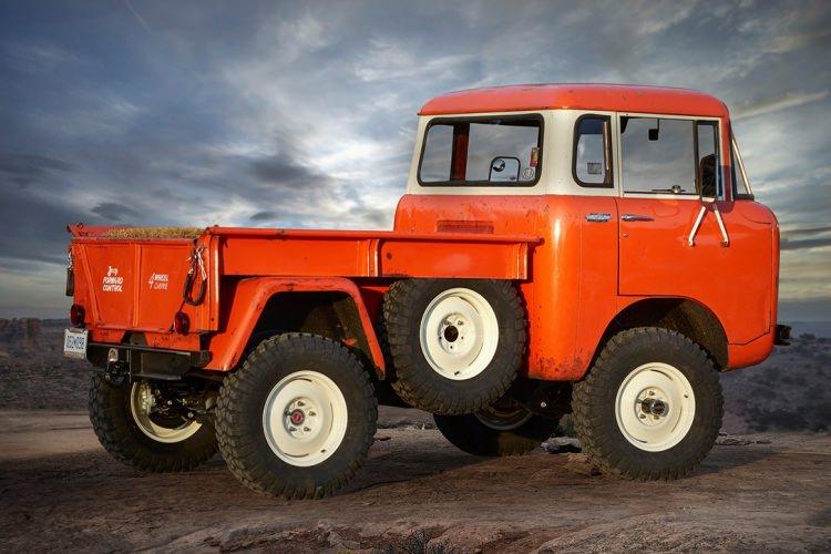 <p><span style="color:#D3D3D3">Esasen 1956-1965 yılları arasında üretilmiş olan FC 150, CJ-5 temelli ve manevra yapabilme özelliği sağlamak adına genel uzunluğu asgari düzeyde tutarken, kullanışlılık için tam uzunluğa sahip bir yük kutusunu koruyarak akıllı bir yük taşıma çözümü sunuyor.</span></p>
