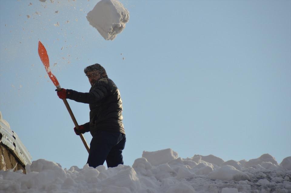 <p>Doğu Anadolu'da kar yağışı ve soğuk hava hayatı olumsuz etkiledi. Ağrı'nın Eleşkirt ilçesinde kar kalınlığı bir metreyi aştı. Çatılarda buz sarkıtları ve kar kütleleri oluştu. İlçe esnafı iş yerlerinin önünde ve çatıda biriken karı temizlemeye çalışıyor.</p>
<p> </p>