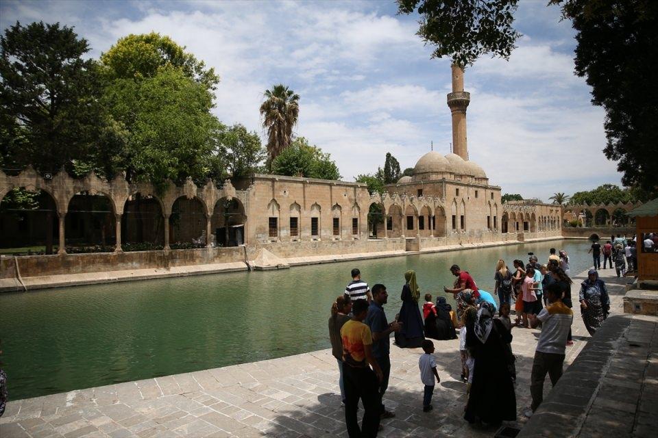 <p>Ziyaretçilerden Ahmet Çetin, gece dolayısıyla Mardin'den ailesiyle geldiğini söyledi. Ziyaret ettikleri mekanları çok beğendiğini ifade eden Çetin, iftarı burada yaptıktan sonra geceyi burada geçirmeyi düşündüklerini anlattı.</p>

<p> </p>
