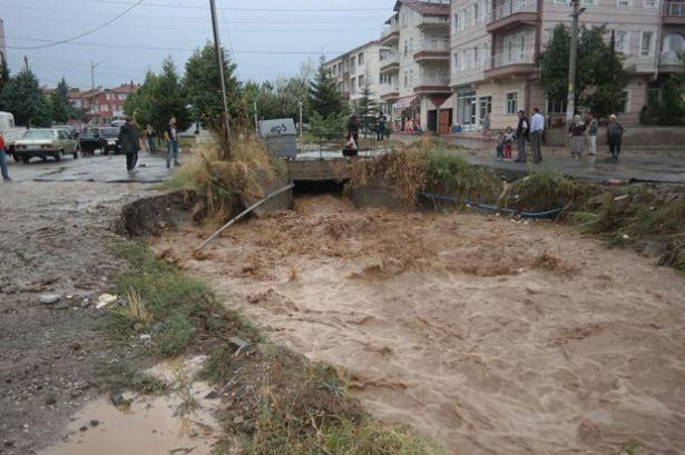 <p>Akşam saatlerinde başlayan sağanak, Yaylacık ormanlarından gelen selin etkisiyle Moymul, Karakova, Dedeler, Beyköy, Hanımçeşme ve Ada mahallerinde birçok evin su altında kalmasına yol açtı.</p>
