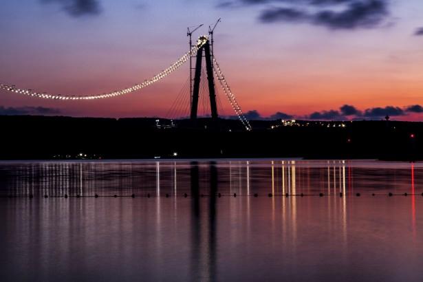 <p>Köprünün toplam uzunluğu ise 2 bin 164 metre. Köprü bu özelliği ile üzerinde raylı sistem olan dünyanın en uzun asma köprüsü olacak</p>
<p> </p>