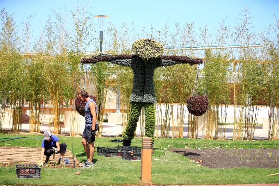 <p>Kanadalı Mosaicultures Internationales De Montreal'in danışmanlığında yürütülen proje kapsamında, çalışmalar 1-6 metre arasında değişen boylardaki heykellerin gerçeğe uygun olması için 10'u yabancı 25 kişilik ekip görev yaptı. </p>

<p> </p>
