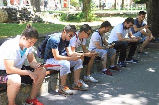<p><strong>NASIL OYNANIYOR </strong></p>

<p>Pokemon GO, akıllı telefonlarla online olarak, “artırılmış gerçeklik” (augmented reality) teknolojisiyle oynanabilen bir mobil oyun. Oyunda amaç gerçek hayatta belirli adreslere giderek orada bulunan Pokemon karakterlerini yakalamak üzerine kurulu. </p>
