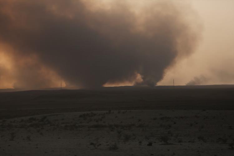<p>DEAŞ militanlarının b&ouml;lgeyi terk ettikleri sırada patlayıcılarla imha ettikleri petrol kuyularından dumanlar y&uuml;kseldi.​</p>
