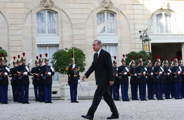 <p>Cumhurbaşkanı Recep Tayyip Erdoğan, günübirlik çalışma ziyaretinde bulunduğu Fransa'da, Fransa Cumhurbaşkanı François Hollande ile görüştü. </p>
