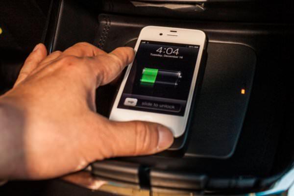 <p><strong>Şarj cihazı</strong><br />
48 saatin sonunda telefonunuzu vakumlu poşetten çıkarın, tamamen kuru olduğuna emin olun. Öncelikle şarja takın ve %100 şarj olmasını sağlayın. Cihazınız kapalıyken batarya %100 dolu olursa kendi açılırken doğabilecek problemler daha aza indirgenir. Şarj işlemi bittikten sonra telefonunuzu açmayı deneyin. <br />
Telefon su aldığında gerekli bu işlemleri tamamlarsanız yüksek ihimalle cihazınızı kurtarmış olacaksınız. Yine de bu yöntemin tamamen çözüm olmadığını bilmekte fayda var. Telefonun düşme ya da çizilme ihtimalelerine karşı kılıf ve ekran filmi kullanmanızı öneren Mobilcadde uzman ekibi, telefonunun sıvı teması tehlikesiyle karşılaşma ihtimali yüksek olduğunu düşünen kullanıcılar için de cihaza kasko yapılması gerektiğini belirtiyor. </p>

<p> </p>
