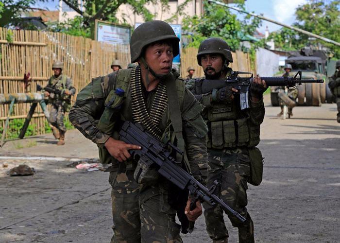 <p>Rusya'dan apar topar Filipinler'e dönen Duterte, Rus lider Vladimir Putin'le randevusunu bir gün önceye almak zorunda kalmıştı. Putin'den yeni ve modern silahlar isteyen Duterte, "Buraya sizin desteğinizi almak ve yardım istemek için geldim. Ülkemiz modern silahlara ihtiyaç duyuyor. </p>
<p> </p>