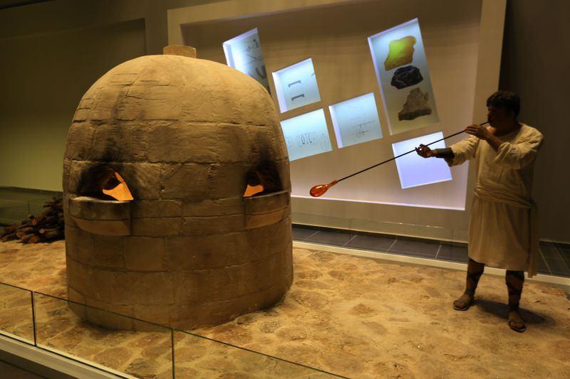 <p>Türkiye'nin "kapalı alana en fazla eser sığdırılan müzesi" Haleplibahçe, 25 Mayıs'ta Cumhurbaşkanı Recep Tayyip Erdoğan tarafından ziyarete açıldı. Balıkgöl yakınındaki 200 dönümlük alana inşa edilen müzede kronolojik düzende sergilenen 10 bin eser, ait oldukları döneme ilişkin görsel canlandırmalarla ziyaretçilerde "o dönemde yaşıyormuş hissi" uyandırıyor. </p>
