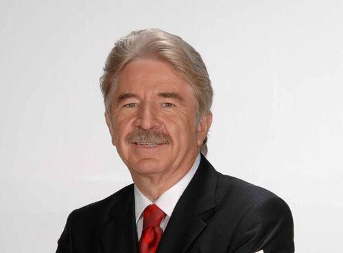 <p>İstanbul Üniversitesi Tıp Fakültesi ve Hukuk Fakültesi'nde okudu</p>
