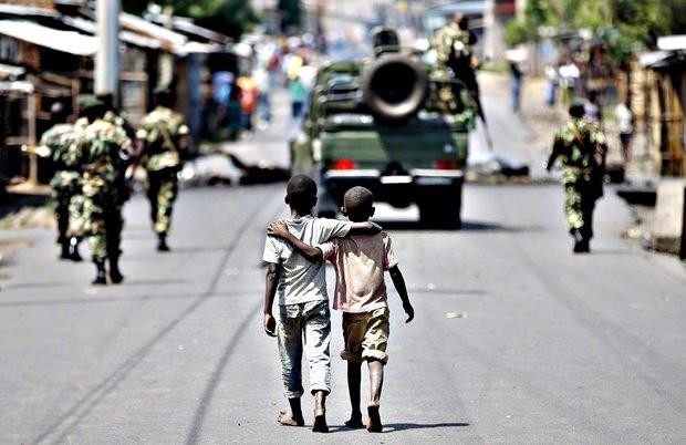 <p><strong>1. BURUNDİ</strong></p>

<p>Dünyada geliri en düşük ülkeler listesinde ilk sırada bir Afrika ülkesi olan Burundi bulunuyor. 11 milyon nüfusa sahip Burindi'de kişi başına sadece 275 dolar düşüyor. </p>

<p>Burindi Orta Afrika'nın doğusunda bulunuyor. Komşuları ise yine bu listede olan ülkeler; batıda Demokratik Kongo, kuzeyde Ruanda doğuda ve güneyde Tanzanya.</p>

<p> </p>

<p> </p>
