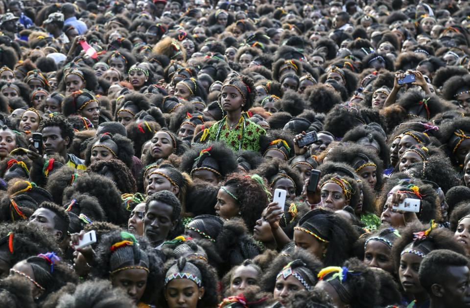 <p>Etiyopya'nın Tigray bölgesindeki Mek'ele kentinde düzenlenen Ashenda Festivali yapıldı. Kentteki Romanat Meydanı'nda toplanan Etiyopyalı Ortodoks Hristiyanlar, Hz. Meryem adına tutulan iki haftalık oruç döneminin sona ermesini kutladı.</p>