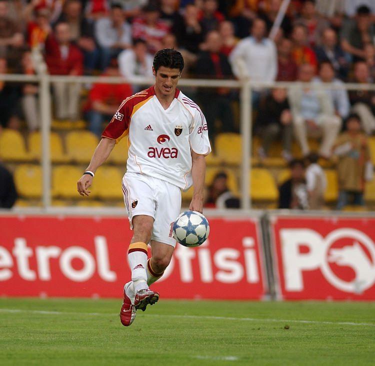<p><strong>CİHAN HASPOLATLI </strong></p>
<p> </p>
<p>2002'de Kocaelispor'dan Galatasaray'a transfer olan Cihan'ın asıl mevkiisi sağ bekti ancak onu sık sık sağ bek pozisyonunda izledik. 2007'de Galatasaray'dan ayrılan Cihan, çeşitli Anadolu kulüplerinde de boy gösterdi.</p>